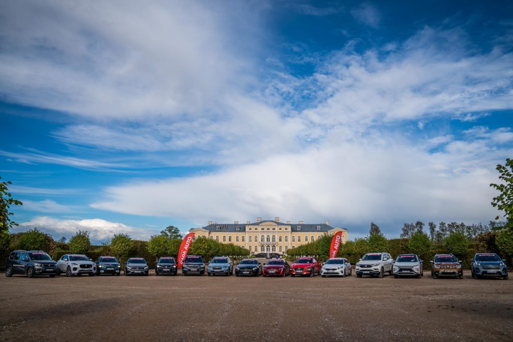 Latvijas Gada auto 2019 pretendenti tiekas pie Rundāles pils