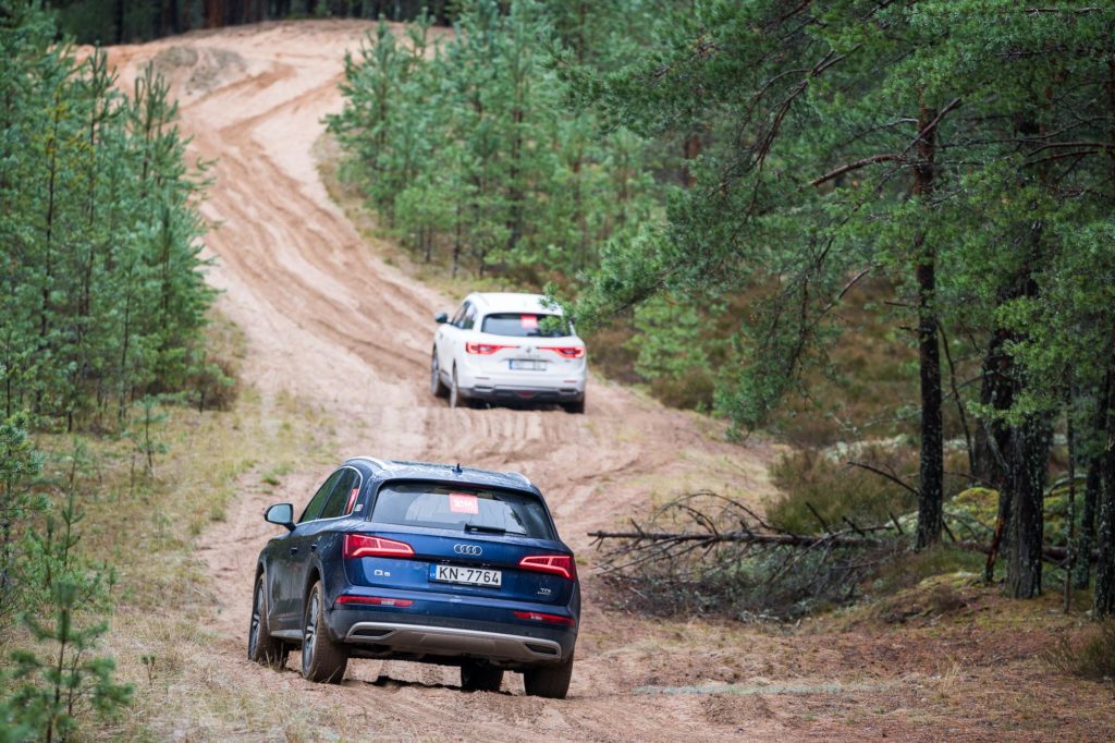 Žūrija vērtē apvidus auto Latvijas Gada auto 2018 Lielajā testa braucienā