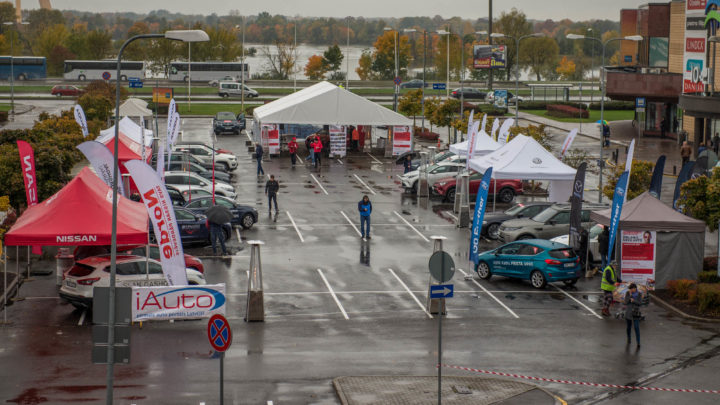 Latvijas Gada auto testa dienā Molā piedalījās 22 jaunākie auto, kā Jeep Compass, Jaguar E-Pace un ekskluzīvais Lexus LC500