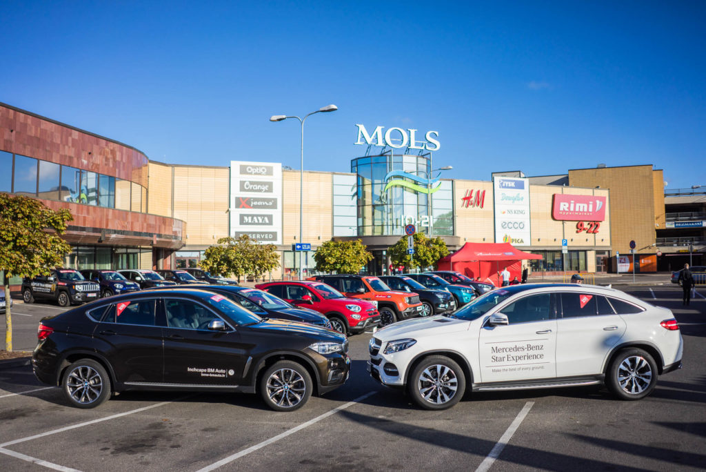 Latvijas Gada auto testa dienā Molā apmeklētāji brauca sākot ar Mazda 2 līdz pat Mercedes-Benz GLE un BMW X6