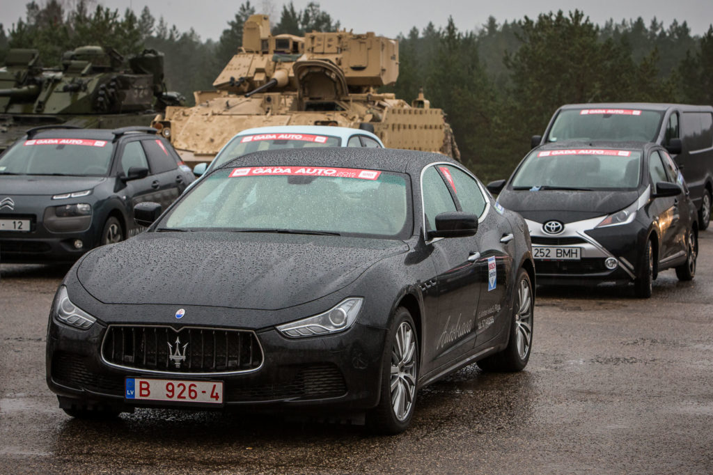 Lielajā testa braucienā Ādažos piedalās visi 32 pretendenti uz titulu Latvijas Gada auto 2015