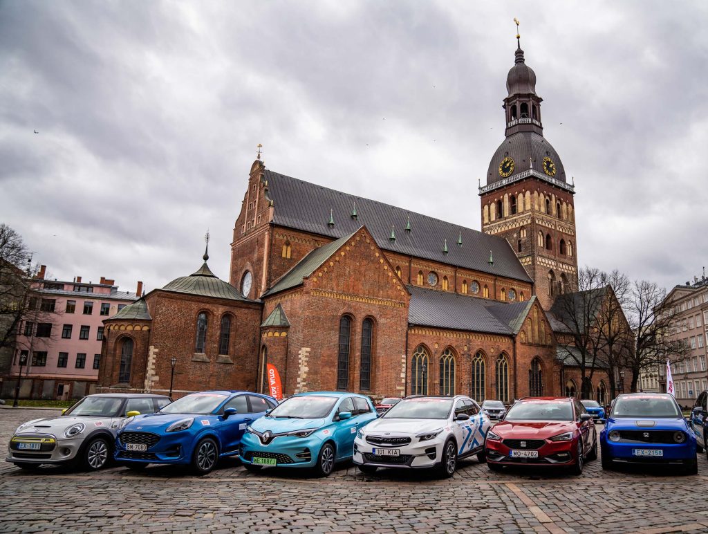 Paziņoti “Latvijas Gada auto 2021” septiņi finālisti, Tautas balsojumā pagaidām līderis “BMW”