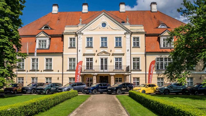 TV Auto ziņas sižets par Vasaras testa braucienu uz Mālpils muižu